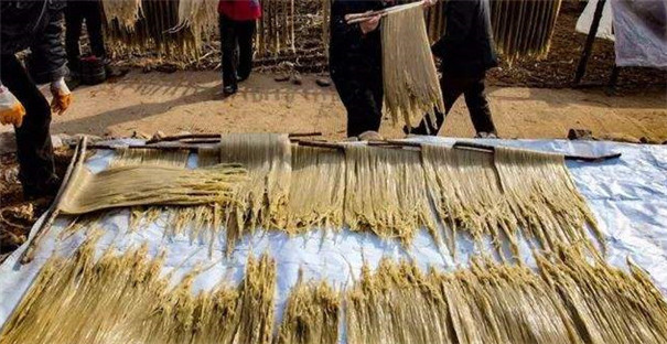 小型紅薯粉條機(jī)自然干燥環(huán)節(jié) 小型紅薯粉條機(jī)自然干燥環(huán)節(jié)