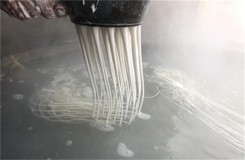 漏瓢式紅薯粉條機的特點與功能有哪些？小型紅薯粉條機有哪些？