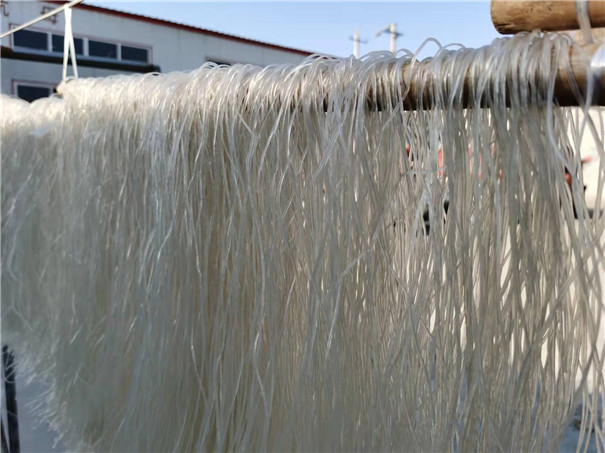 仿手工紅薯粉條機(jī)生產(chǎn)線是怎樣加工粉條的？漏瓢環(huán)節(jié)有哪些講究？